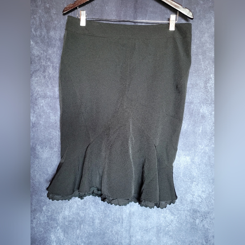 ✨️3/$25✨️ Black Midi Skirt With Flare Front And Gathered Back